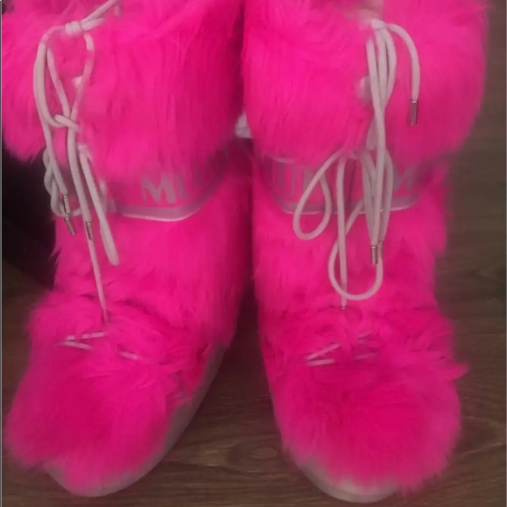 ISO!! Hot pink fur Moonboot